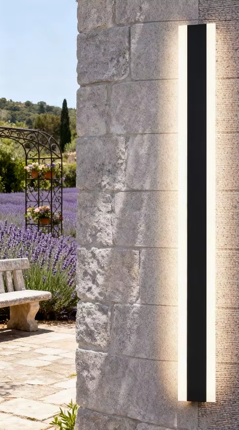 Lange Außenwandleuchte